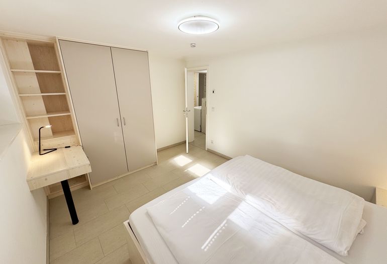 2.Schlafzimmer mit Doppelbett und Kleiderschrank