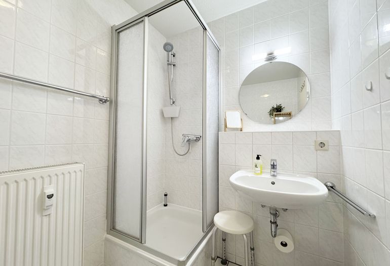 Badezimmer mit Dusche und Waschbecken