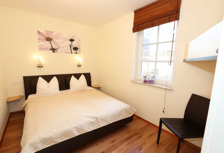 Schlafzimmer mit Doppelbett