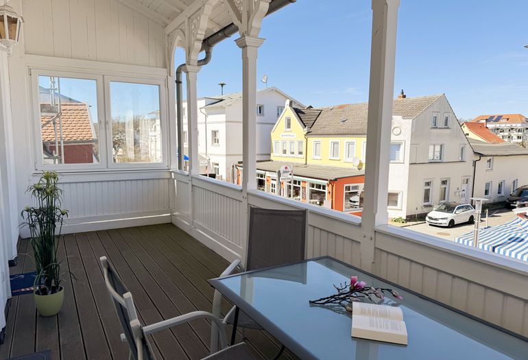 bestuhlter Balkon