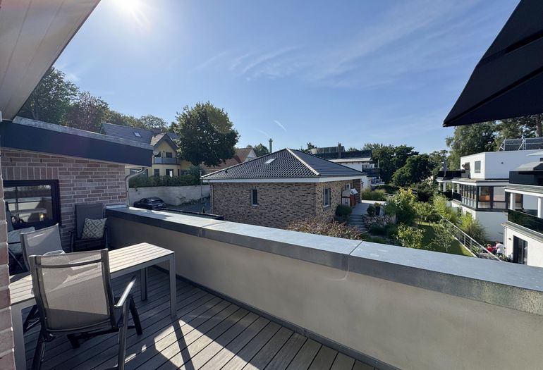 bestuhlter Balkon mit Süd-/Westausrichtung