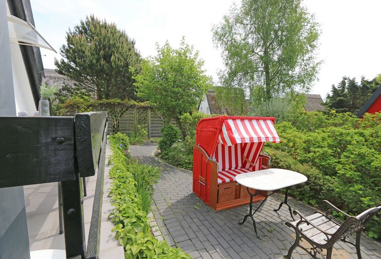 bestuhlte Terrasse mit Strandkorb bestuhlte Terrasse mit Strandkorb