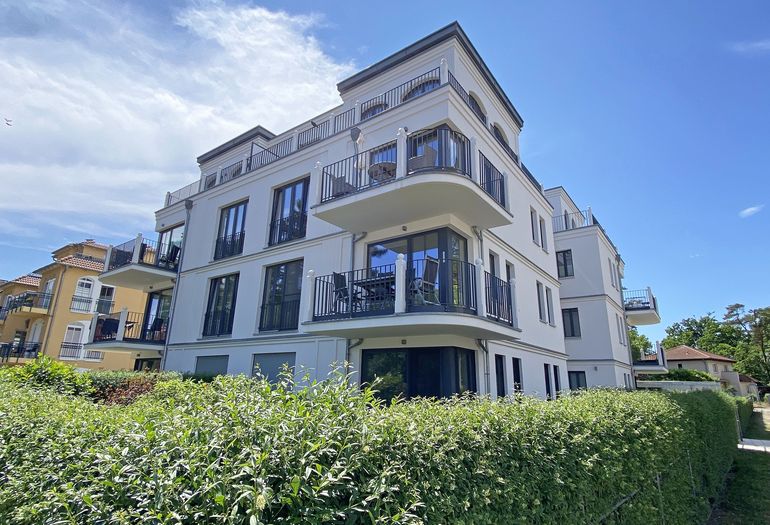 seitlicher Blick auf die Villa Andrea