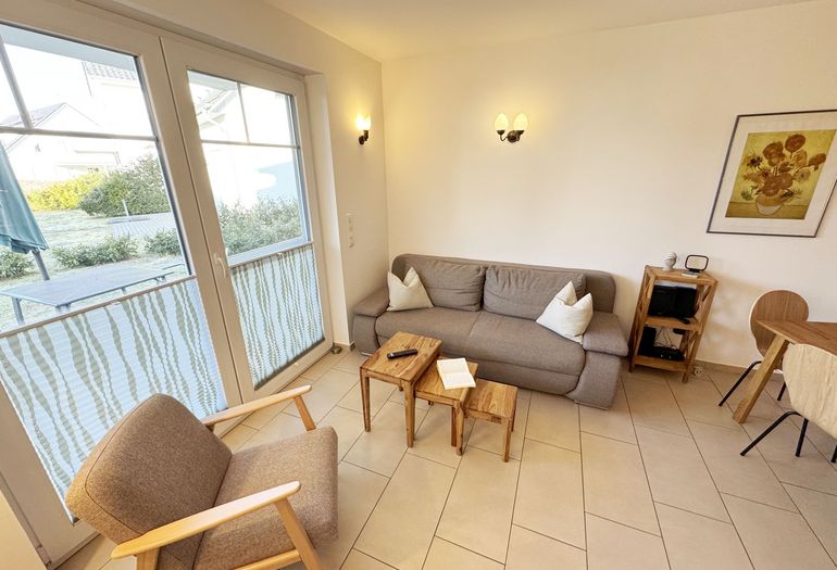 gemütlicher Wohnbereich mit Couch und Sessel