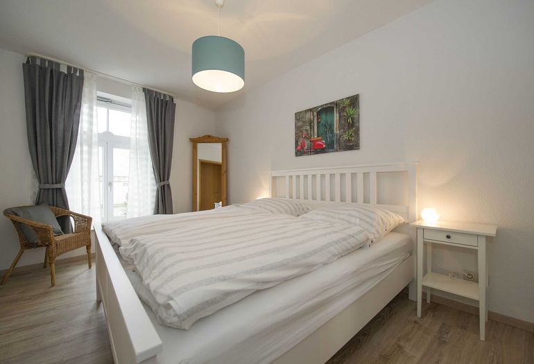 1. Schlafzimmer mit Kleiderschrank