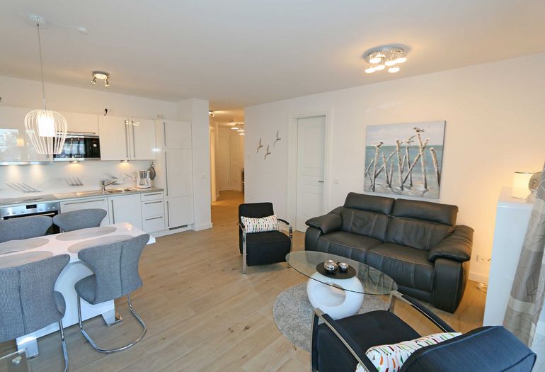 Wohnzimmer mit Blick zu Küche Wohnzimmer mit Blick zu Küche