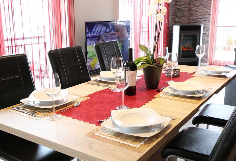 großer Esstisch für gemeinsames Essen
