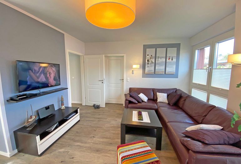 Wohnzimmer mit TV und Couch