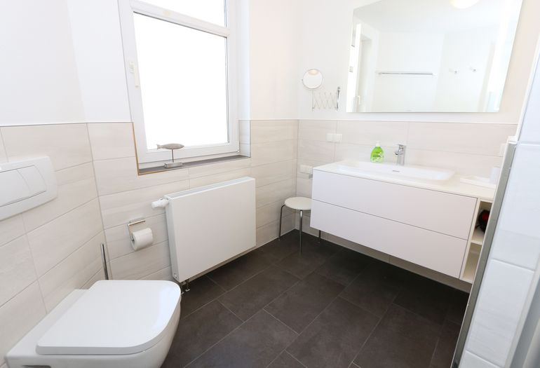 modernes Badezimmer mit Waschtisch modernes Badezimmer mit Waschtisch