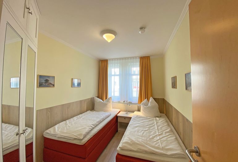 2 Schlafzimmer mit Einzelbetten