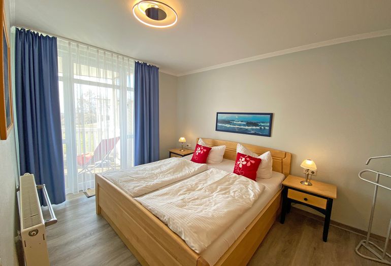 Schlafzimmer mit Doppelbett