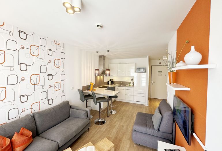 Wohnbereich mit Couch und angrenzendem Essplatz Wohnbereich mit Couch und angrenzendem Essplatz