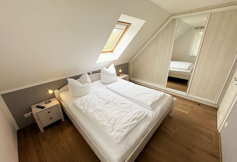 Schlafzimmer mit Einbaukleiderschrank