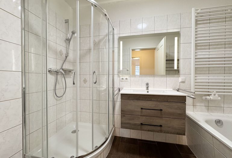 innenliegendes Badezimmer mit Dusche innenliegendes Badezimmer mit Dusche