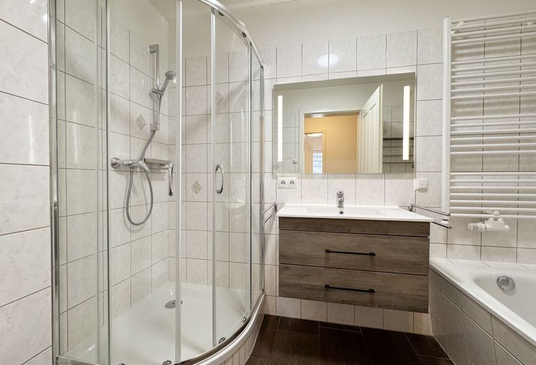 innenliegendes Badezimmer mit Dusche innenliegendes Badezimmer mit Dusche