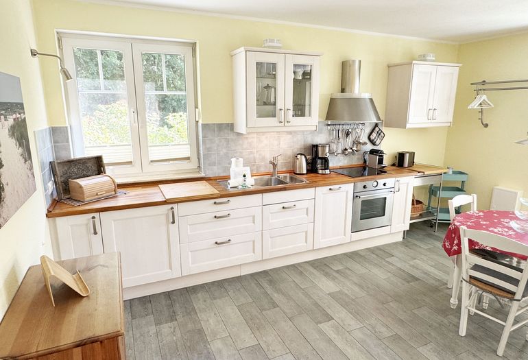 modern ausgestattete Küchenzeile