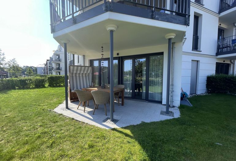 bestuhlte Terrasse mit grünem Gartenanteil