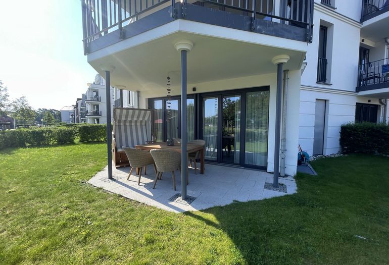 bestuhlte Terrasse mit grünem Gartenanteil