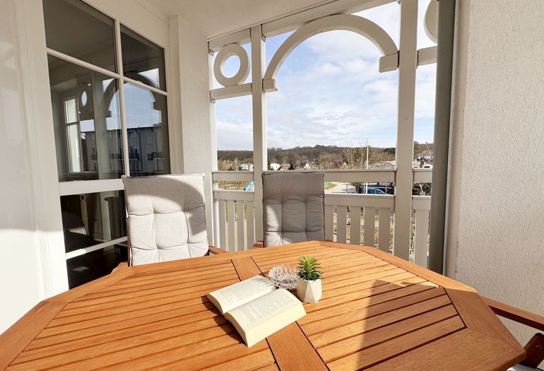 bestuhlter Balkon lädt zum Entspannen ein bestuhlter Balkon lädt zum Entspannen ein