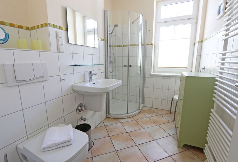 Badezimmer mit Dusche und WC