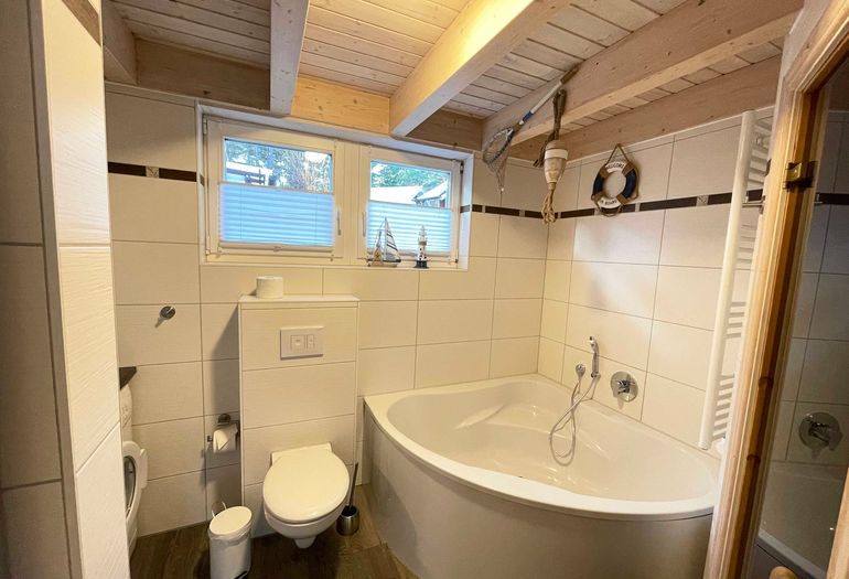 Badezimmer mit Badewanne