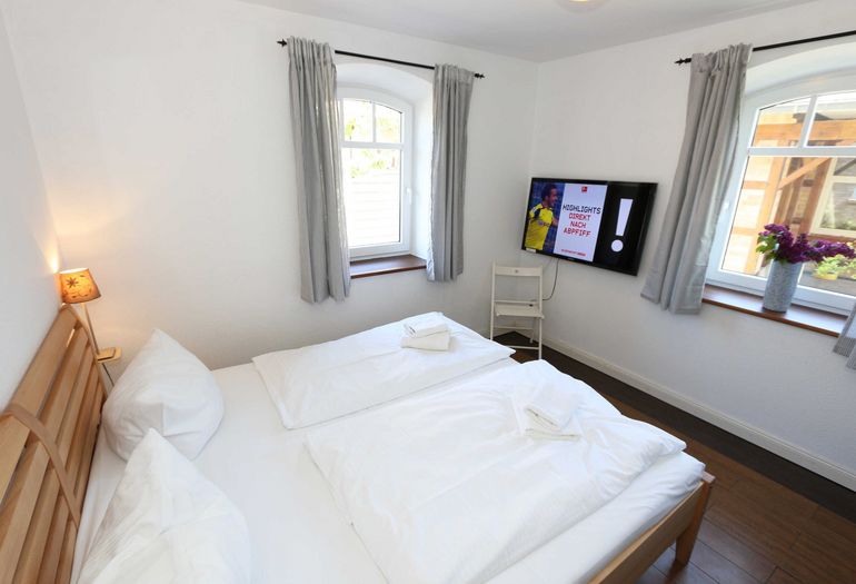 1. Schlafzimmer mit TV