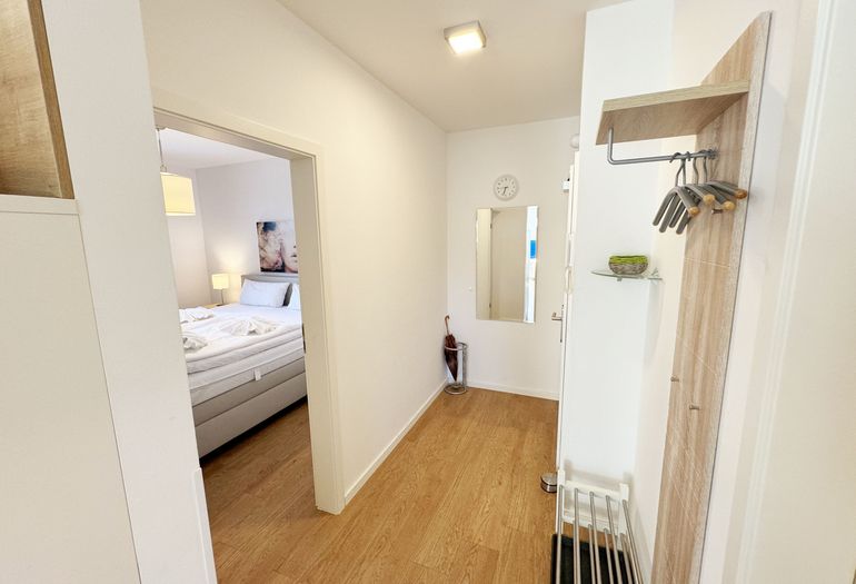 Blick vom Flur in das Schlafzimmer