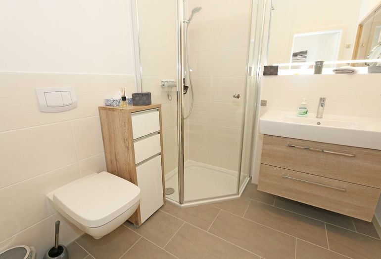 Badezimmer mit WC und Waschbecken