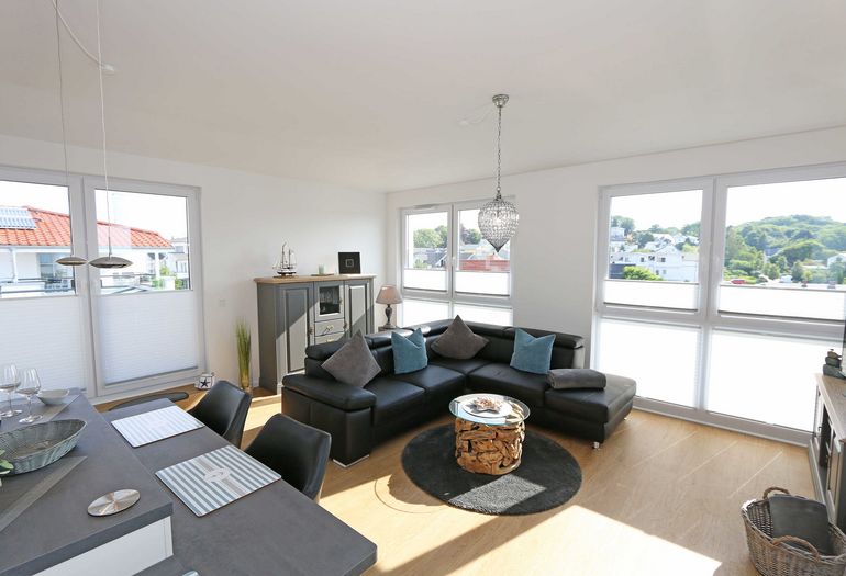 Wohnbereich mit Couch und Küchenzeile