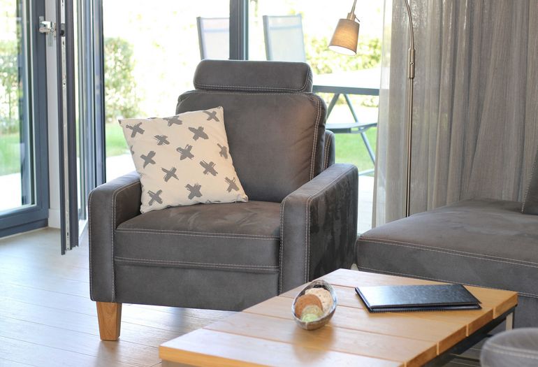 modernes Wohnzimmer mit Sessel