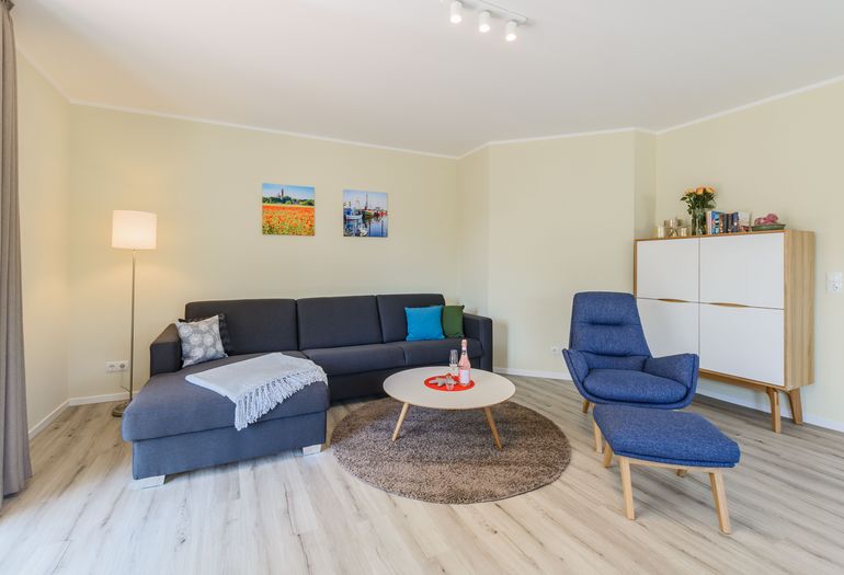 Wohnzimmer mit gemütlicher Couch