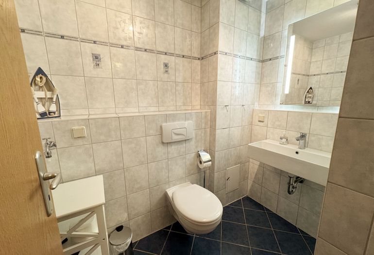 Bad mit Dusche und WC