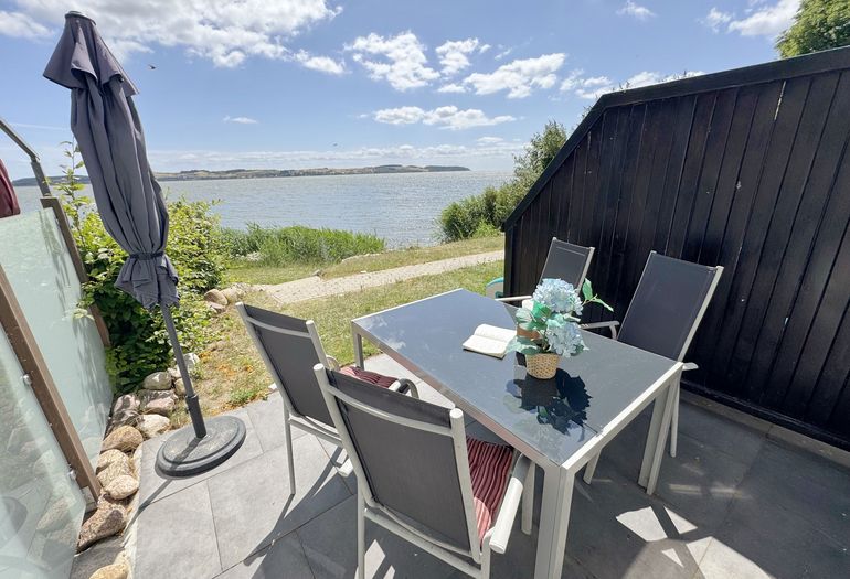 bestuhlte Terrasse mit Sonnenschirm bestuhlte Terrasse mit Sonnenschirm