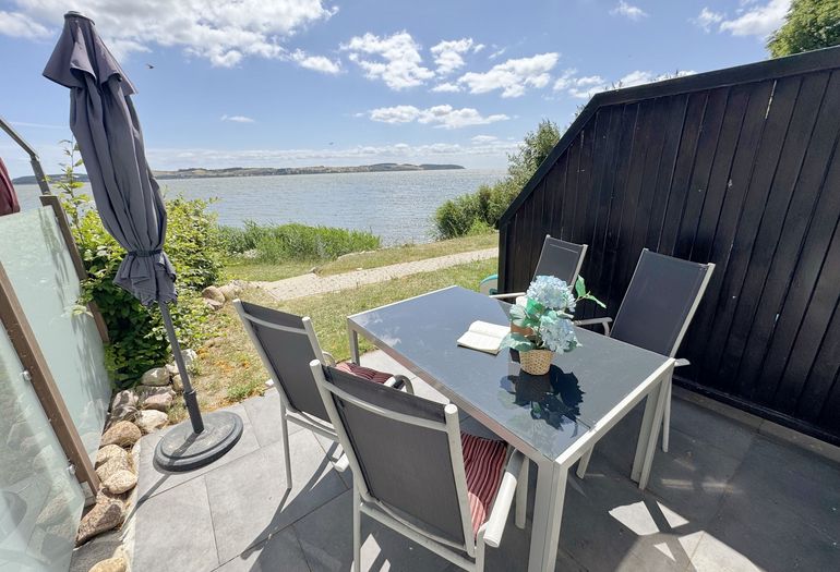 bestuhlte Terrasse mit Sonnenschirm