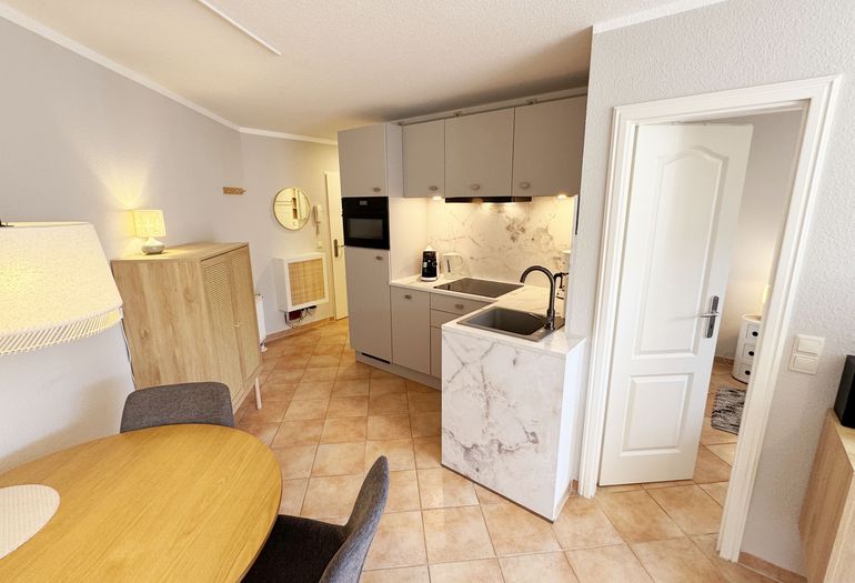 Blick auf die moderne Küche