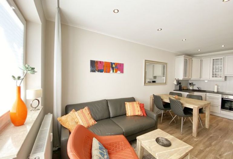 Wohnzimmer mit Blick zur Küchenzeile Wohnzimmer mit Blick zur Küchenzeile