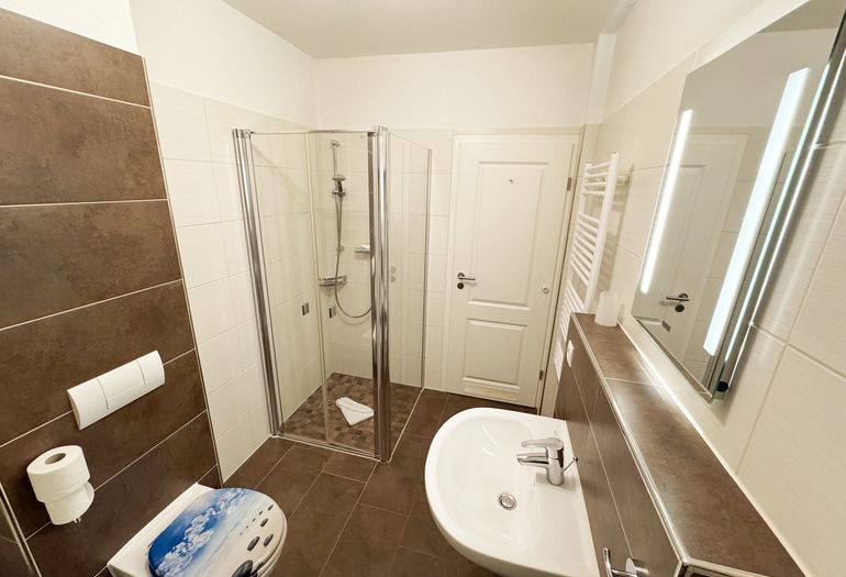 gefliestes Badezimmer gefliestes Badezimmer