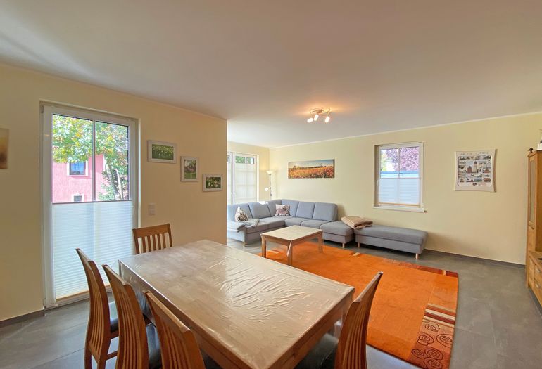 Küchenzeile mit großem Esstisch und Platz für Alle