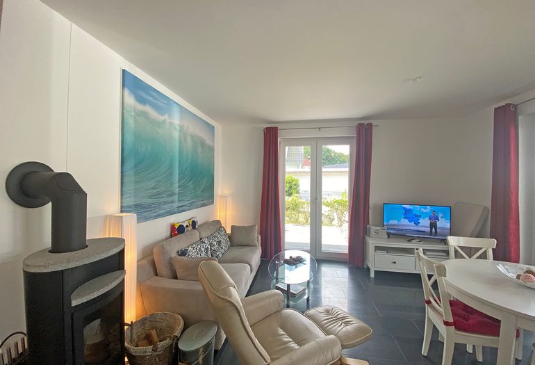Wohnzimmer mit gemütlicher Couch Wohnzimmer mit gemütlicher Couch
