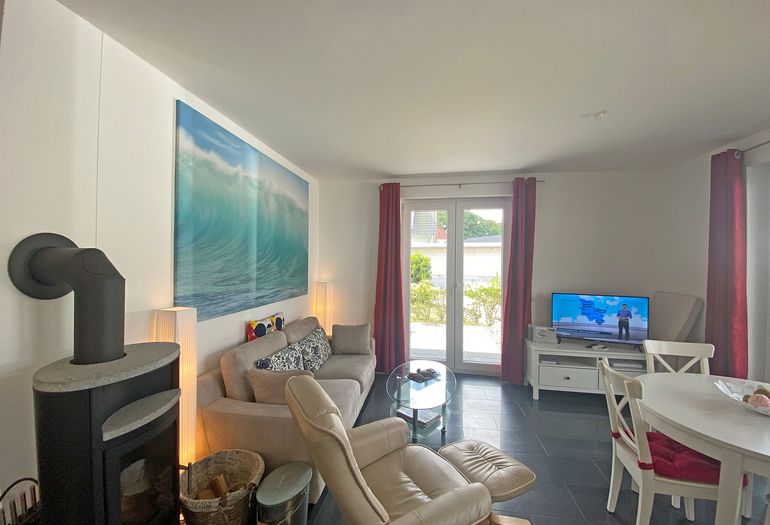 Wohnzimmer mit gemütlicher Couch Wohnzimmer mit gemütlicher Couch
