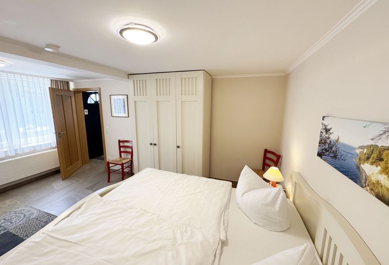 Schlafzimmer mit Doppelbett und Einzelbett Schlafzimmer mit Doppelbett und Einzelbett