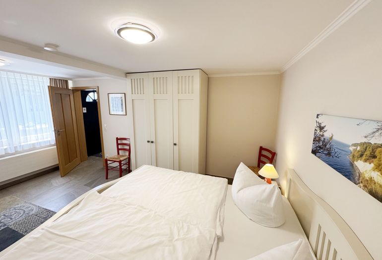 Schlafzimmer mit Doppelbett und Einzelbett Schlafzimmer mit Doppelbett und Einzelbett