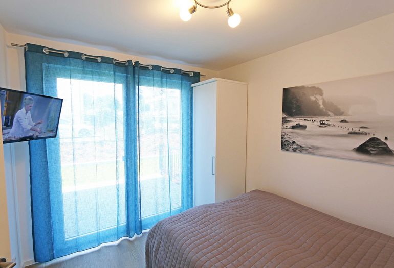 2. Schlafzimmer mit TV-Gerät