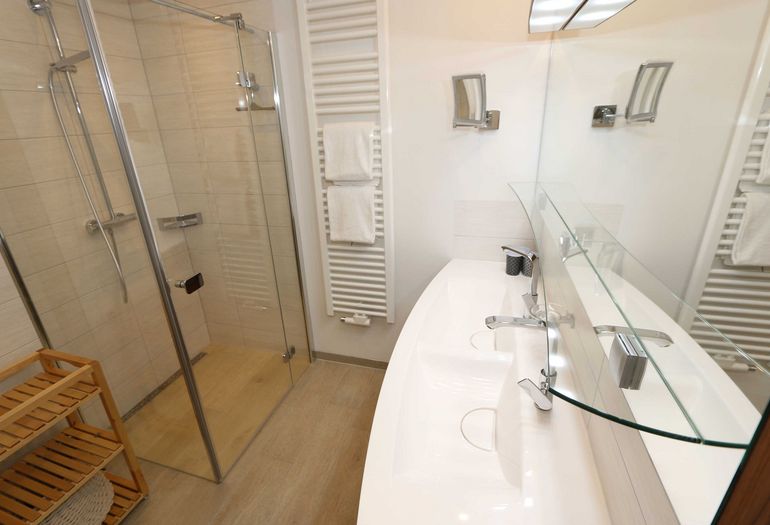 Badezimmer mit Doppelwaschbecken