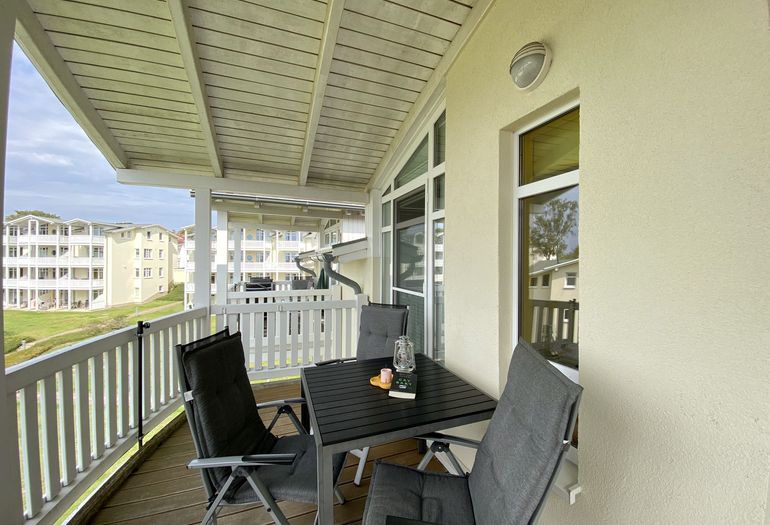 bestuhlter Balkon in ruhiger Lage