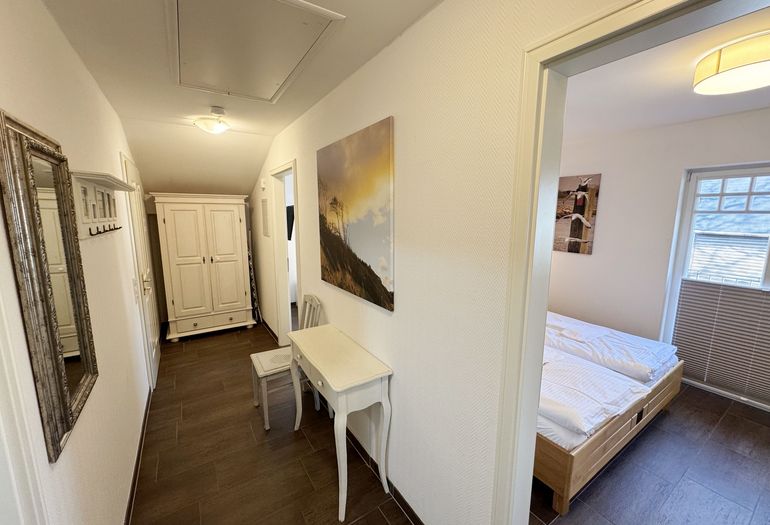 Flurbereich mit Blick ins 1.Schlafzimmer