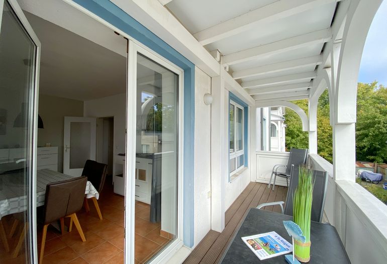 bestuhlter Balkon mit Blick ins Wohnzimmer bestuhlter Balkon mit Blick ins Wohnzimmer