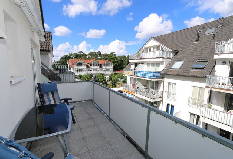 bestuhlter Balkon in ruhiger Lage