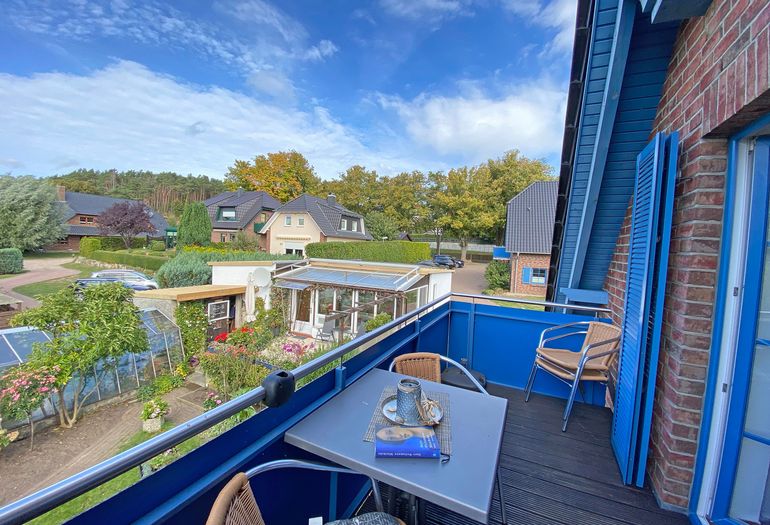 bestuhlter Balkon mit Blick auf den See