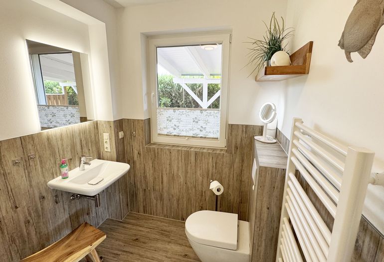 1.Tageslichtbad mit ebenerdiger Klarglasdusche und XXL Regendusche 1.Tageslichtbad mit ebenerdiger Klarglasdusche und XXL Regendusche